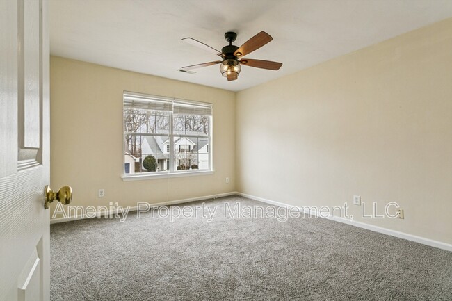 Building Photo - 979 Holbrook Dr