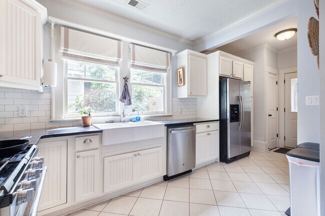 Building Photo - Beautiful 2bd/2ba Bungelow in Kirkwood wit...