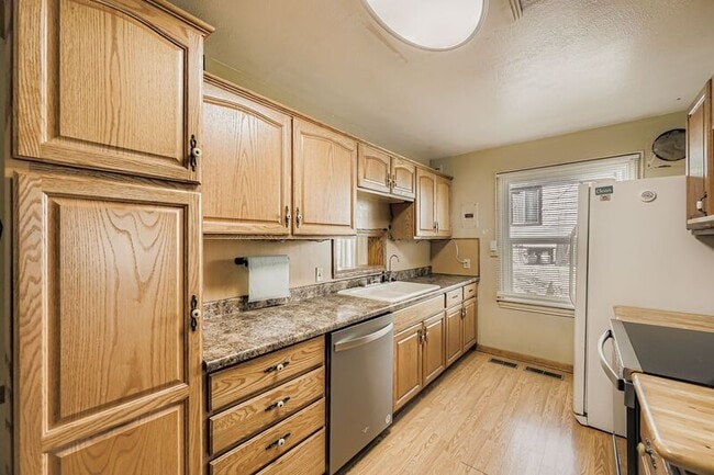 Building Photo - 515 W San Miguel St