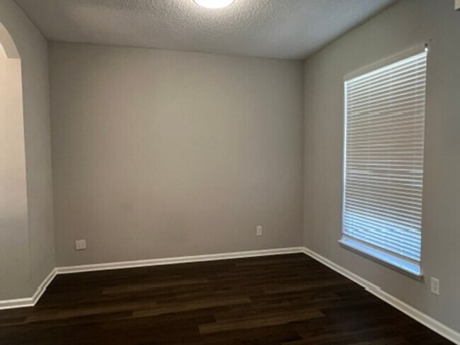 Building Photo - 4BR/2BA Home Walking Distance to Mary Lee ...