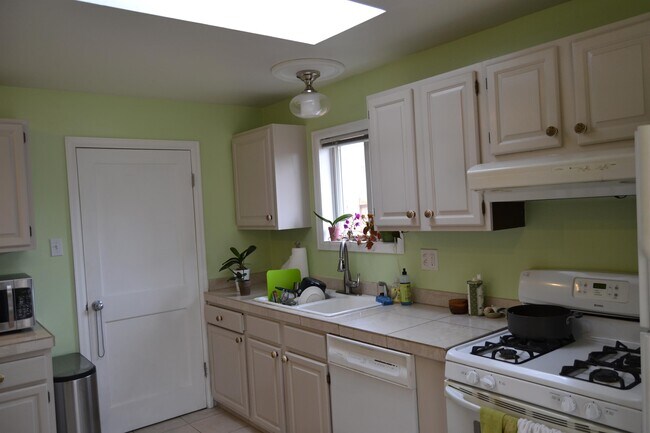 Building Photo - 1022 Pontiac St