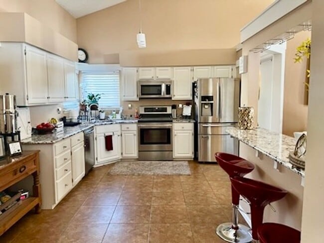 Building Photo - Well maintained 4 bedroom home available in the Rockrimmon area!