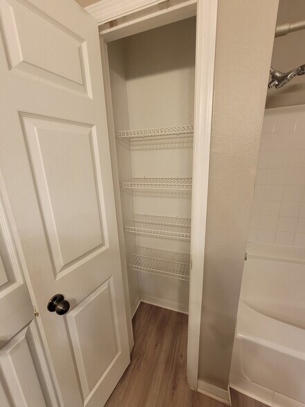 Building Photo - 7800 Point Meadows Dr