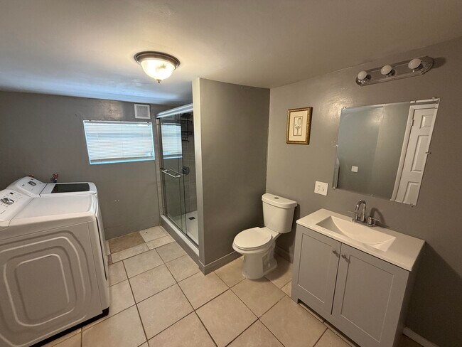 Building Photo - 4927 SW 44th Terrace