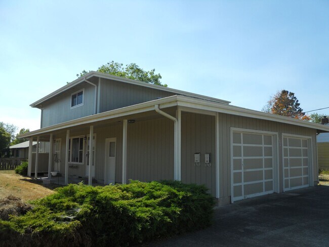 Building Photo - 2 Bedroom Duplex ~ Close to 9th Street ~ S...