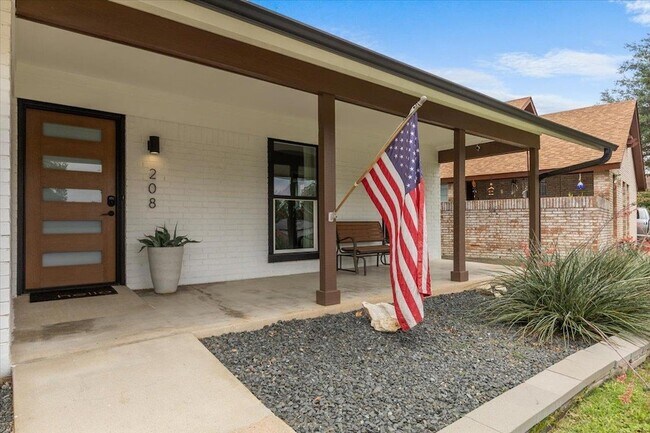 Building Photo - 208 Skyloop Dr