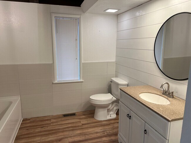 Building Photo - 4 Bedroom 2 bath home near lake Tenkiller with office