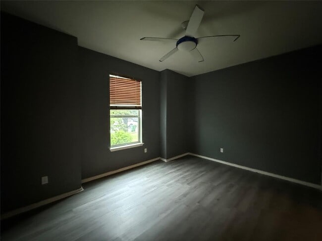 Building Photo - 1722 E Mesa Park Dr