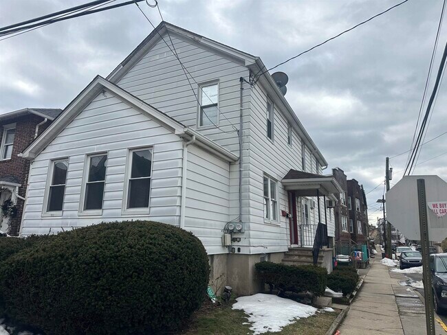 Building Photo - 8 Laird Pl