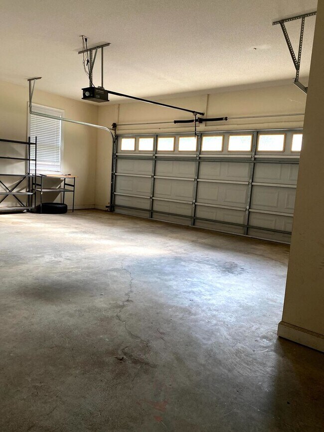 Building Photo - Large Home Settled on Culd-e-sac