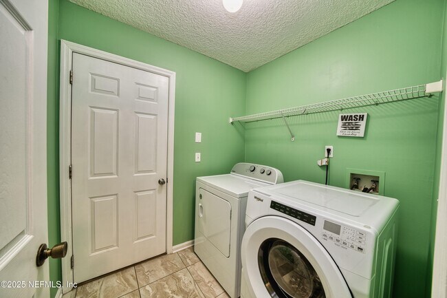 Building Photo - 185 Hawthorn Hedge Ln