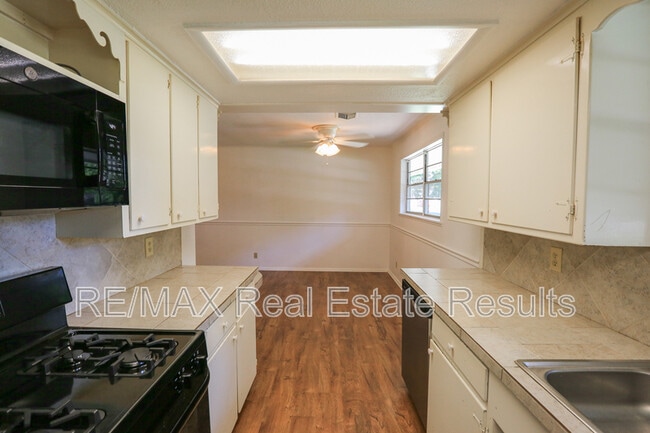 Building Photo - 1402 Lawrence Ave