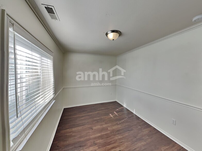 Building Photo - 523 E Center St