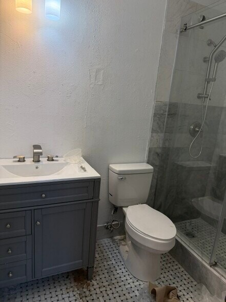 Building Photo - 996 Wuthering Way