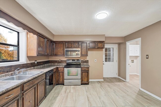 Building Photo - For Rent: Charming 3 Bed / 2 Bath Home with all the Cozy Vibes!