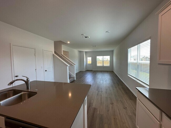 Building Photo - 425 Salt Springs Rd