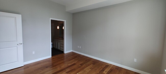 Building Photo - Beautiful Downtown Apartment!