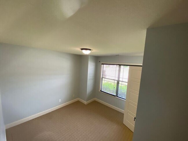 Building Photo - Now Offering ONE-MONTH FREE as Move-in Cre...