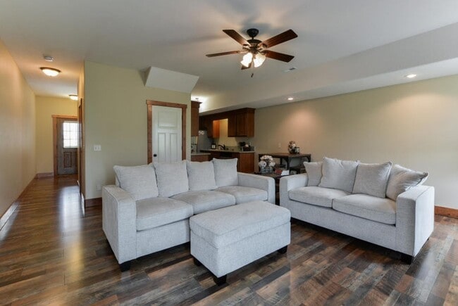 Building Photo - Beautiful 3 Bedroom 2.5 bathroom with garage parking Townhouse in Ozark, MO!