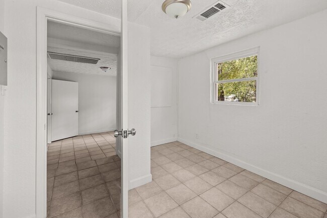 Building Photo - Move-in Special: Receive a $300 gas card with approved application and signed lease.-253 John Mor...