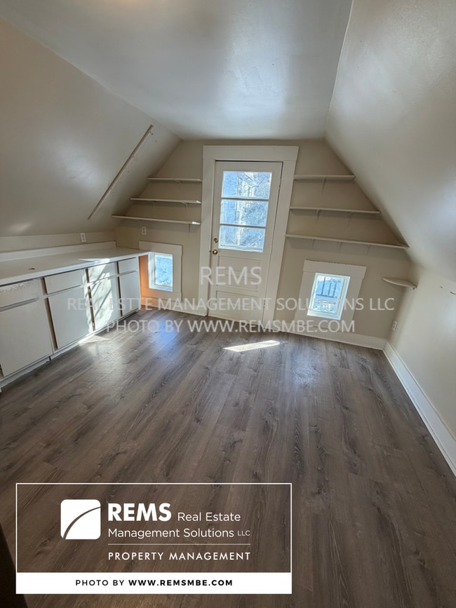 Building Photo - 947 Williamson St