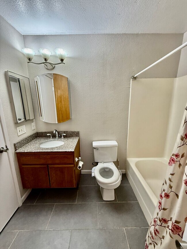 Building Photo - Single Story Condo end unit