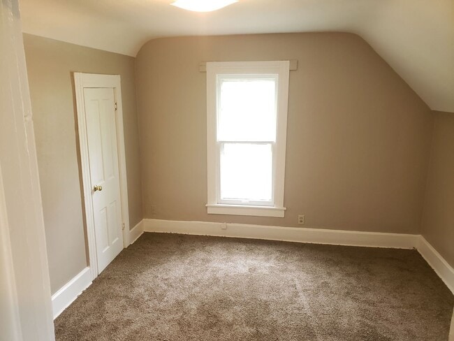 Building Photo - Nice 4 bedroom colonial with covered front...