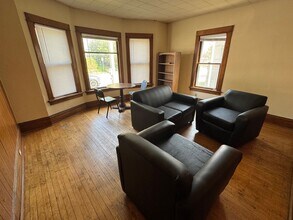 Building Photo - 645