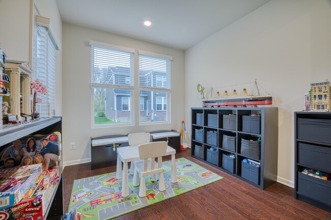 Building Photo - 2832 Fairgrove Cres