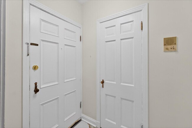 Building Photo - 923 S Hanley Rd