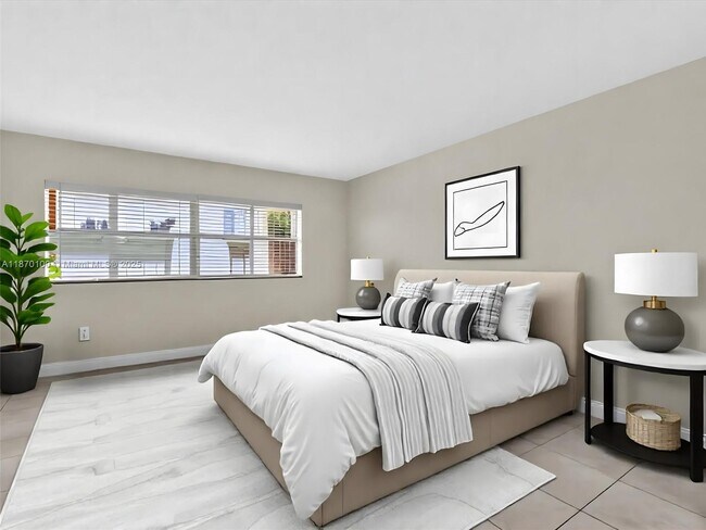 Building Photo - 9367 Fontainebleau Blvd