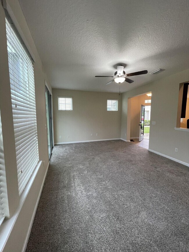 Building Photo - 3 bedroom 2 .5 bath townhome 2 car attached garage  in St. Johns county