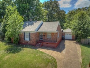Building Photo - 4 bed/2 bath