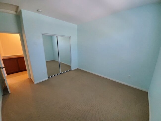 Building Photo - Spacious 4 Bedroom 3 Bath Two Story Riverp...