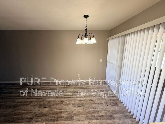 Building Photo - 1405 E Vegas Valley Dr