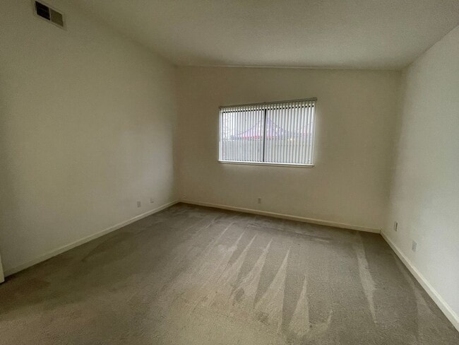 Building Photo - 2 Bedroom Duplex for Rent with Garage