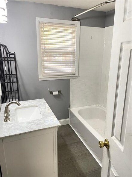 Building Photo - 2617 E 6th St