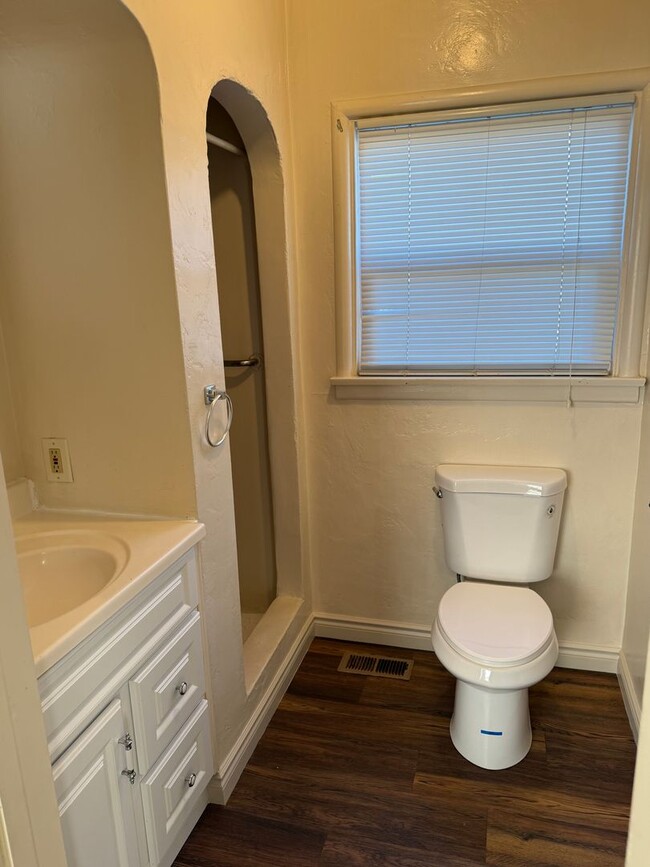 Building Photo - Charming 1 bedroom 1 bathroom