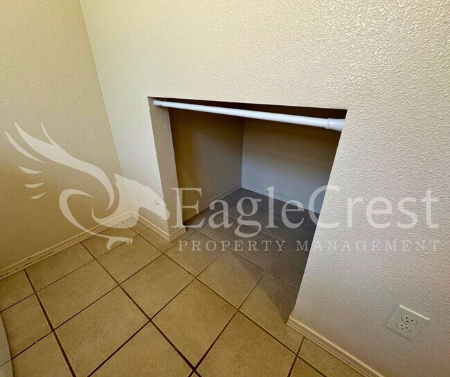 Building Photo - Spacious 3-Bedroom, 2-Bath Home on a Corner Lot-Students Encouraged To Apply