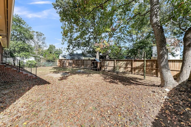 Building Photo - Renovated James Island Home!