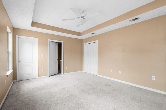 Building Photo - 2496 Lakeview Dr S