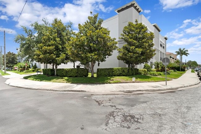 Building Photo - 224 S Audubon Ave