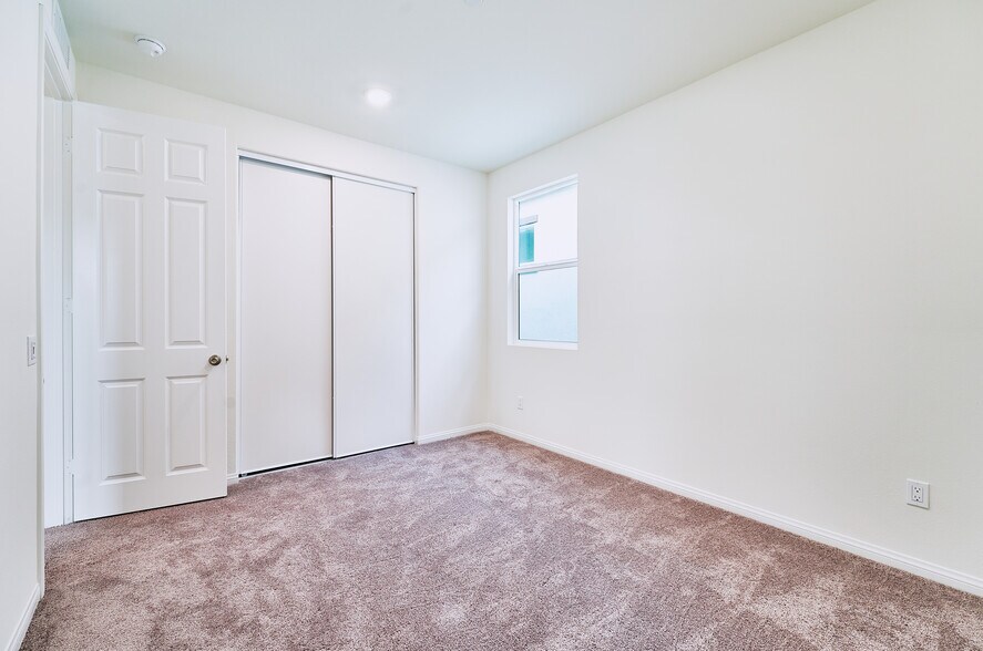 Building Photo - 729 Daniel Freeman Cir