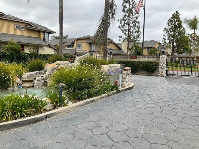 Building Photo - FOR LEASE 3 BEDROOM 2.5 BATH 2 Story Condo...