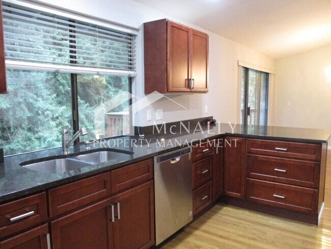 Building Photo - Spacious 3 Bedroom, 2.75 Bathroom Condo in Gig Harbor
