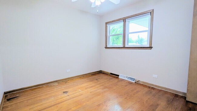 Building Photo - 330 S Oak St