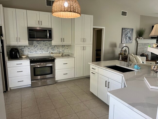 Building Photo - 11097 Barbizon Cir E