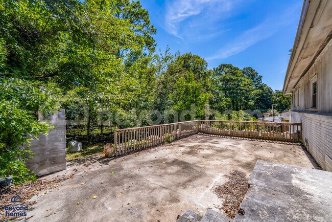 Building Photo - Discover this 3-bedroom, 1.5-bath home in Birmingham’s Spring Lake area!