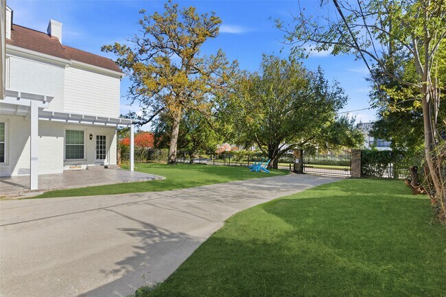 Building Photo - 6666 Fairfield St