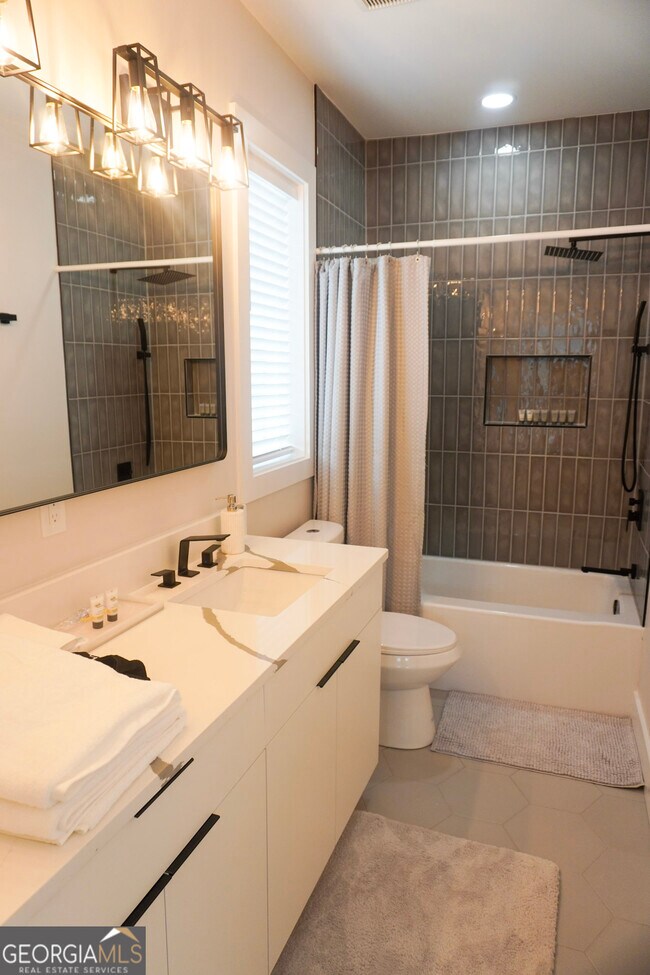 Building Photo - 68 Boulevard SE